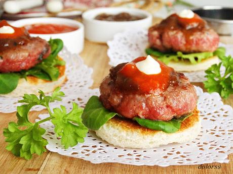 Hamburguesas mini  de carrillera de ternera con cebolla caramelizada