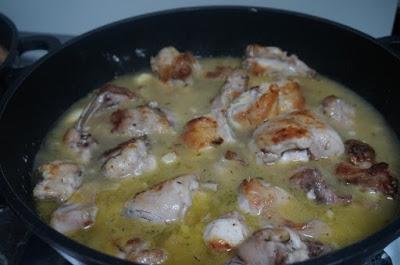 Conejo guisado al ajillo con patatas Conejo guisado al ajillo con patatas