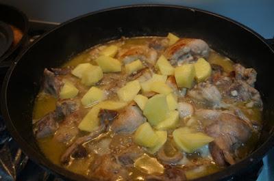 Conejo guisado al ajillo con patatas Conejo guisado al ajillo con patatas