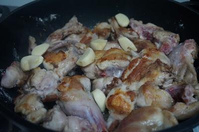 Conejo guisado al ajillo con patatas Conejo guisado al ajillo con patatas
