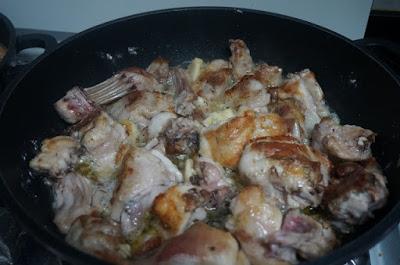 Conejo guisado al ajillo con patatas Conejo guisado al ajillo con patatas