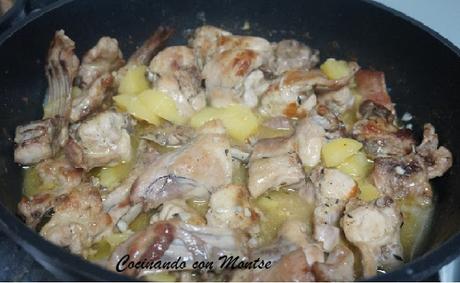 Conejo guisado al ajillo con patatas Conejo guisado al ajillo con patatas