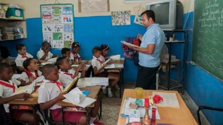 Escuelas en Cuba con todas sus aulas a oscuras