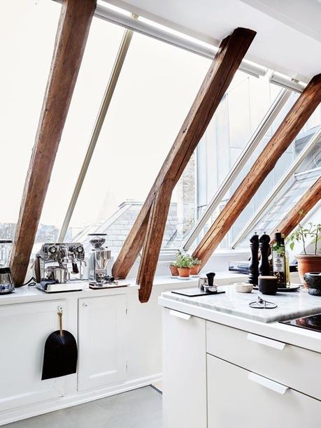 Ático con ventanas en el tejado panorámicas