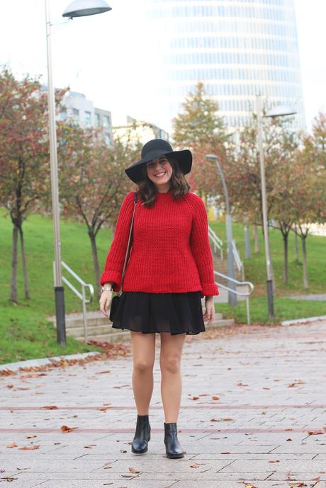 Otoño en jersey rojo y vestido negro