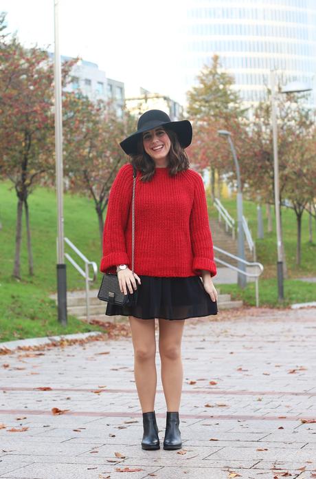 Otoño en jersey rojo y vestido negro