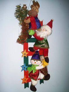 Ideas para decorar en navidad usando peluches y escaleras de madera