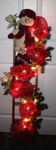 Ideas para decorar en navidad usando peluches y escaleras de madera