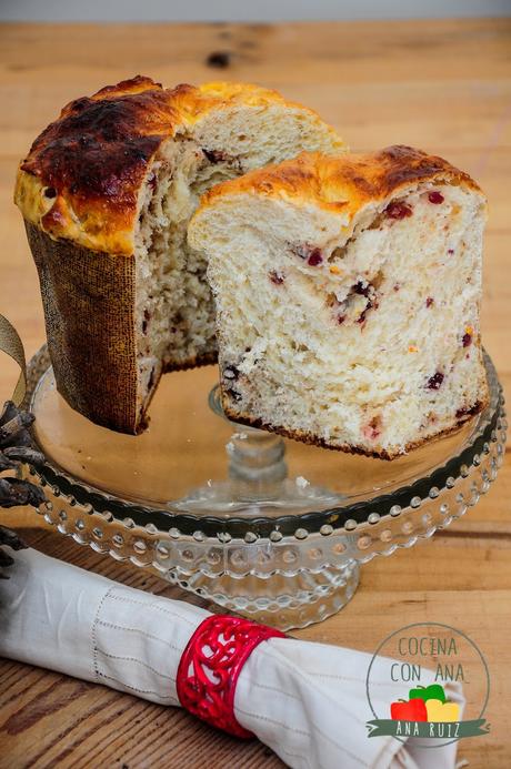 PANETTONE CON NUECES, ARÁNDANOS Y CHOCOLATE BLANCO