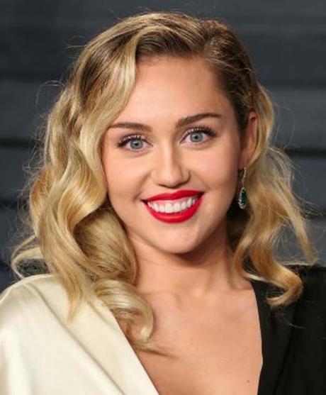 Miley Cyrus estrenó un nuevo video y sus nalgas se robaron el show (VIDEO)
