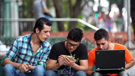 Los cubanos podrán acceder por primera vez a internet desde sus móviles