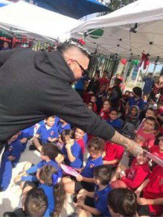 El Chacal lleva regalos para los niños en una escuela de Miami