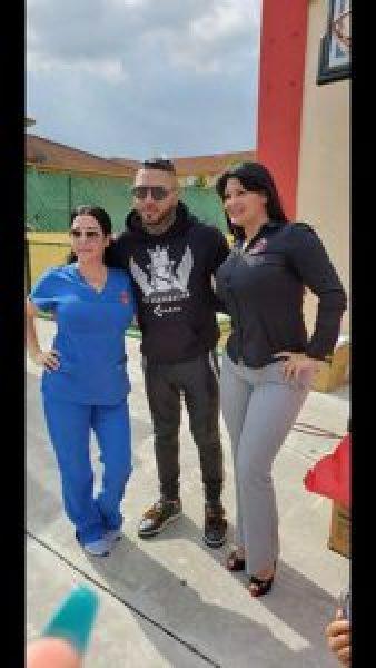 El Chacal lleva regalos para los niños en una escuela de Miami