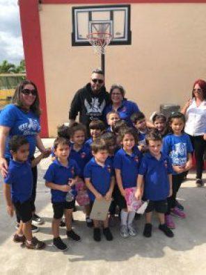 El Chacal lleva regalos para los niños en una escuela de Miami