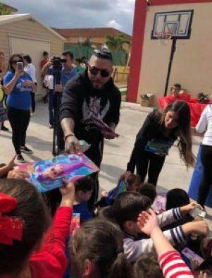 El Chacal lleva regalos para los niños en una escuela de Miami