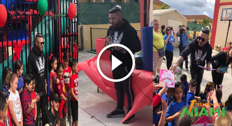 El Chacal lleva regalos para los niños en una escuela de Miami