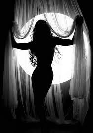 Tiene que aguantar como los hombres le roban la dignidad con la mirada y la violan entre risas y aplausos Tiene que aguantar como los hombres le roban la dignidad con la mirada y la violan entre risas y aplausos