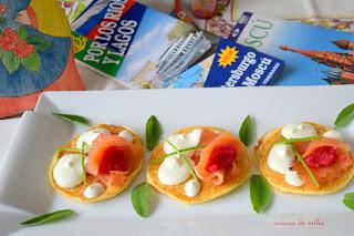 Blinis con salmón y crema agria Blinis con salmón y crema agria