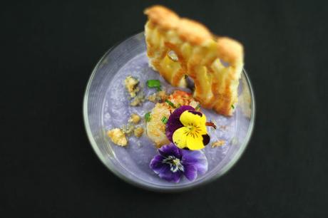 Zamburiñas con Crema de Coliflor Morada, Sal de Torrezno y Galleta de Hojaldre en Vasitos