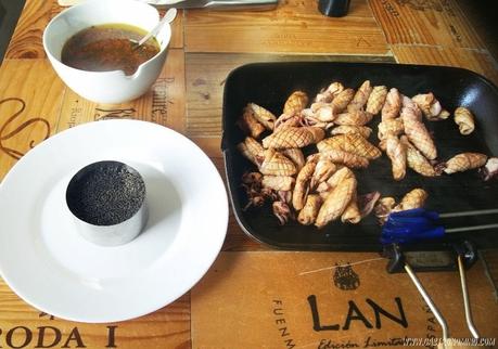 Calamares a la plancha con cuscús negro y vinagreta de tomate