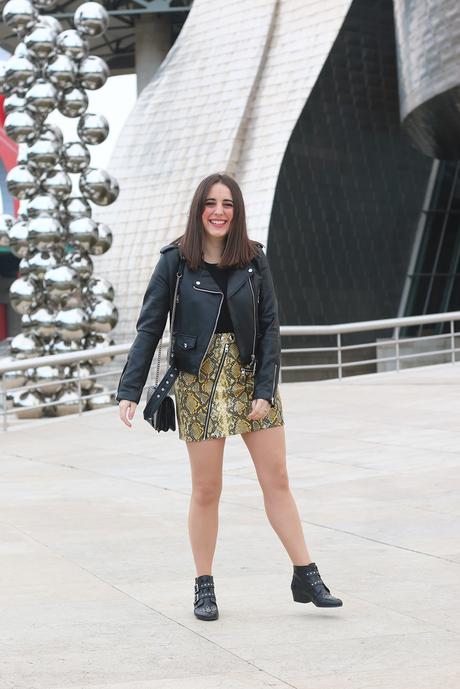 Biker negra y mini falda de serpiente - Paperblog