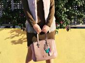 Cómo llevar chaleco pelo rosa