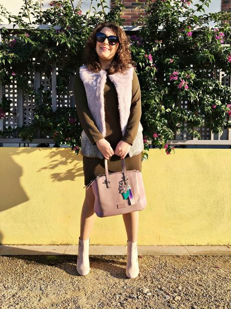 Cómo llevar un chaleco de pelo rosa