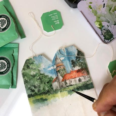 Esta artista utiliza bolsitas de té usadas como lienzos para pintar