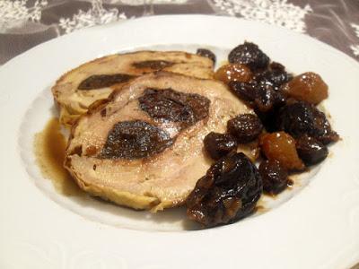 Pollo deshuesado y relleno de frutos secos y manzana