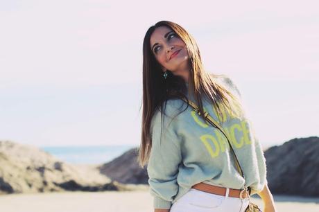 Cómo combinar unos jeans blancos