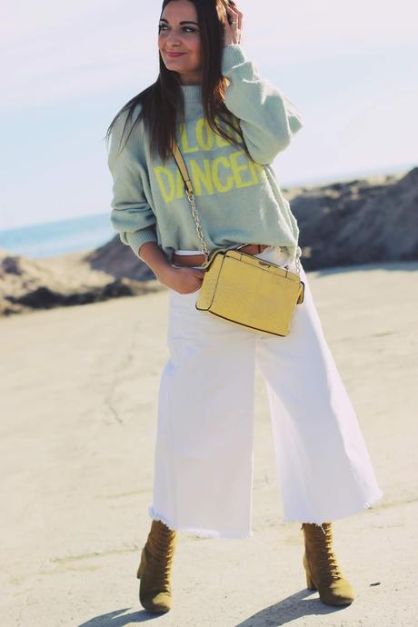 Cómo combinar unos jeans blancos