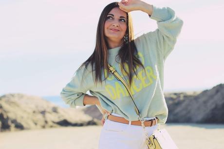 Cómo combinar unos jeans blancos