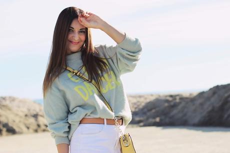 Cómo combinar unos jeans blancos