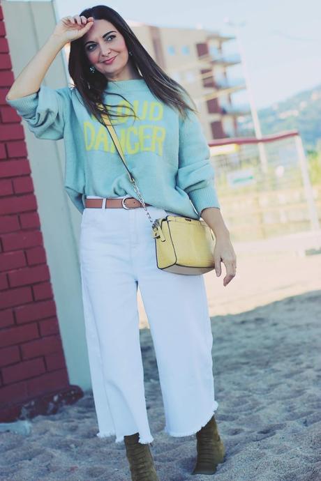 Cómo combinar unos jeans blancos