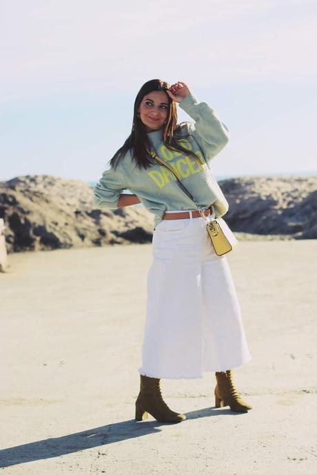 Cómo combinar unos jeans blancos