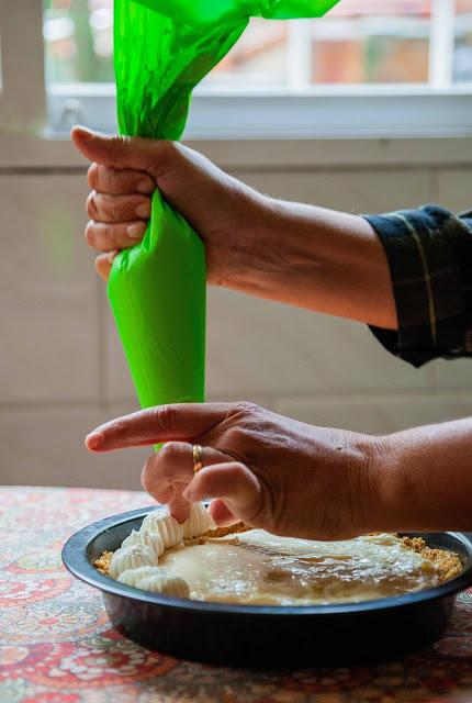 Pastel relleno de crema de coco y pistacho 02 Pastel relleno de crema de coco y pistacho 02