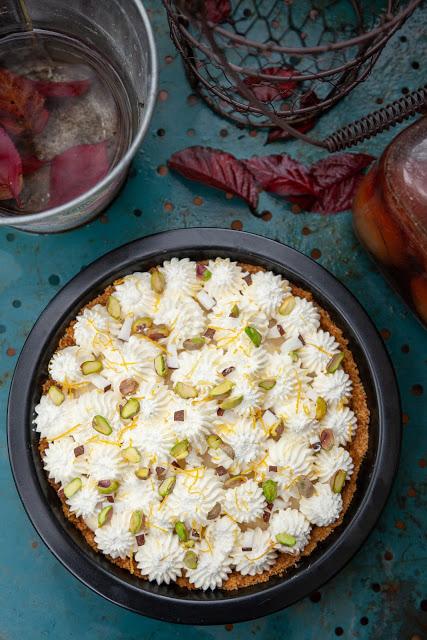 Pastel relleno de crema de coco y pistacho 05 Pastel relleno de crema de coco y pistacho 05