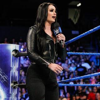 La Gerente Paige anuncia luchas para Smackdown live