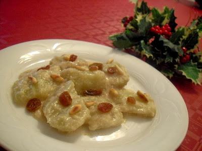 Cardo con salsa de almendras, pasas y piñones