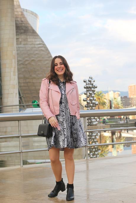 Biker rosa y vestido animal print para otoño