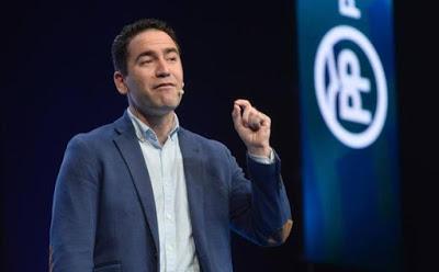 La España de Teodoro García, defensor a gritos de la “tradición” del árbol de Navidad.