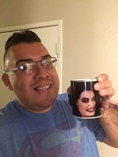 Paige asombrada por su rostro en un taza