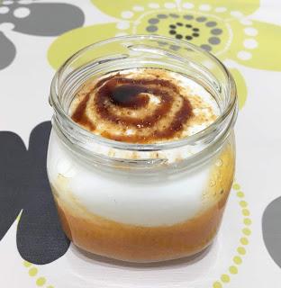 Yogur de caqui con sirope de café