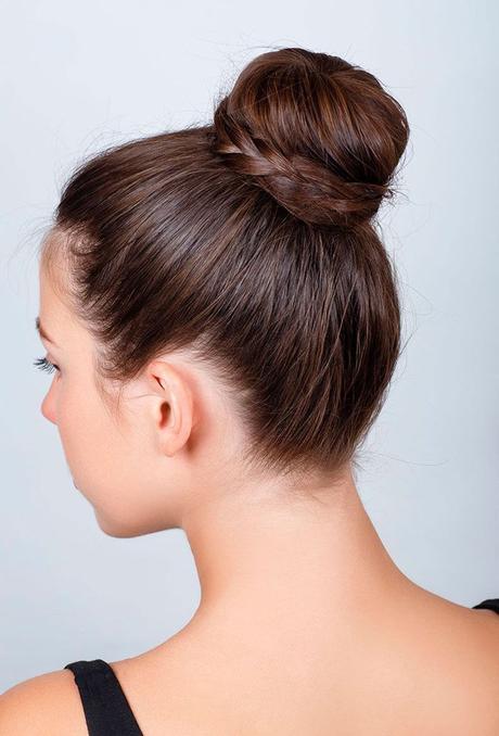 Moño alto con borde de trenza paso a paso