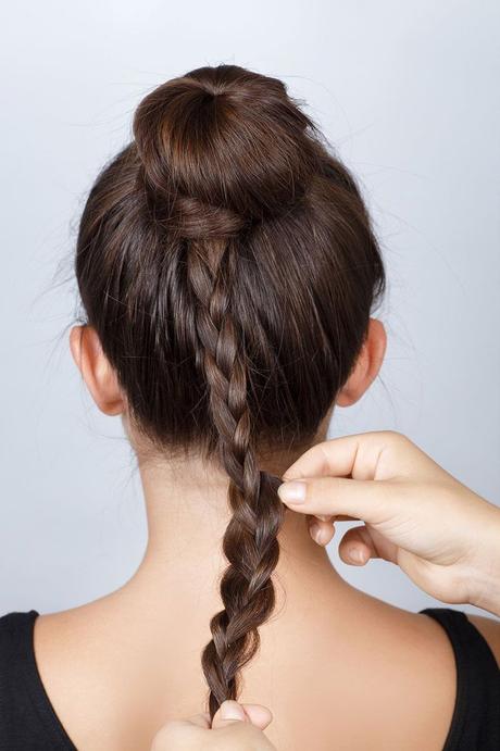 Moño alto con borde de trenza paso a paso