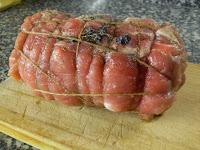 Redondo de lomo relleno con tortilla, queso,  jamón serrano y salsa de pimientos del piquillo sin lactosa