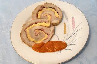 Redondo de lomo relleno con tortilla, queso,  jamón serrano y salsa de pimientos del piquillo sin lactosa