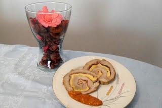 Redondo de lomo relleno con tortilla, queso,  jamón serrano y salsa de pimientos del piquillo sin lactosa