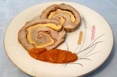 Redondo de lomo relleno con tortilla, queso,  jamón serrano y salsa de pimientos del piquillo sin lactosa