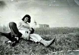 Retrato en 1956 y con la Iglesia de San Esteban al fondo